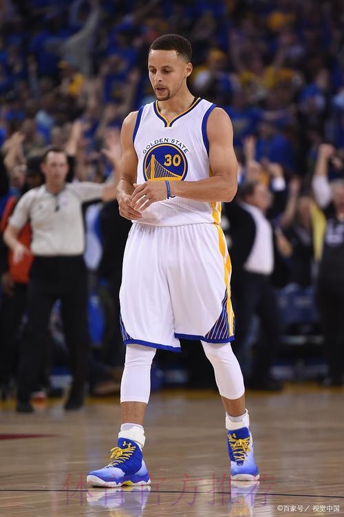 库里扑防威金斯被判打手犯规，首节出战仅6分钟领到2个犯规